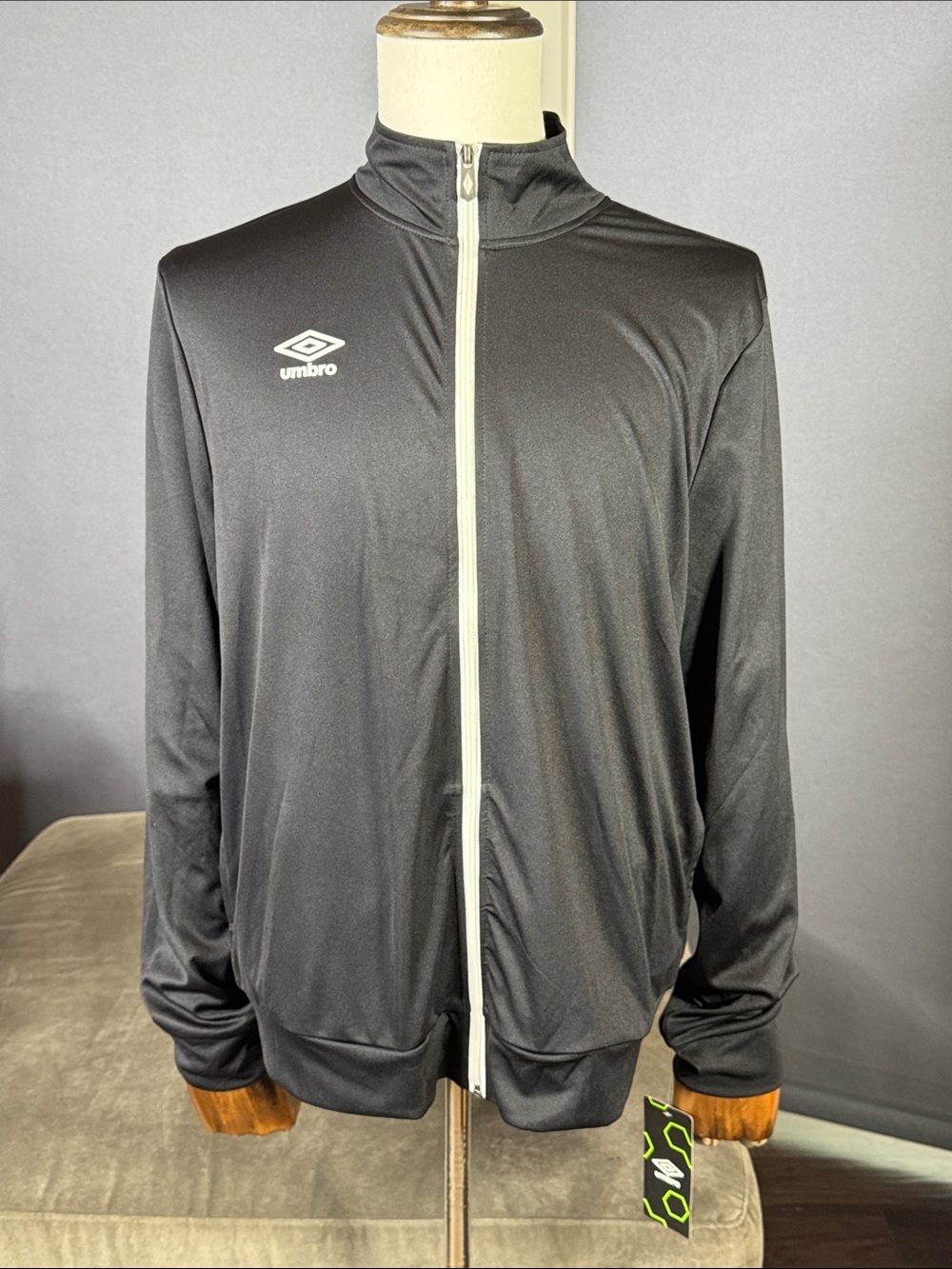 Umbro Men’s Black Full-Zip Track Jacket White Zip Long Sleeve MEDIUM NWT